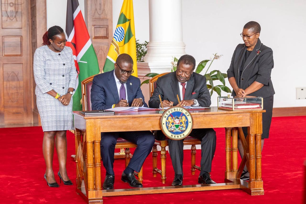 Johnson Sakaja and Musalia Mudavadi sign an agreement.