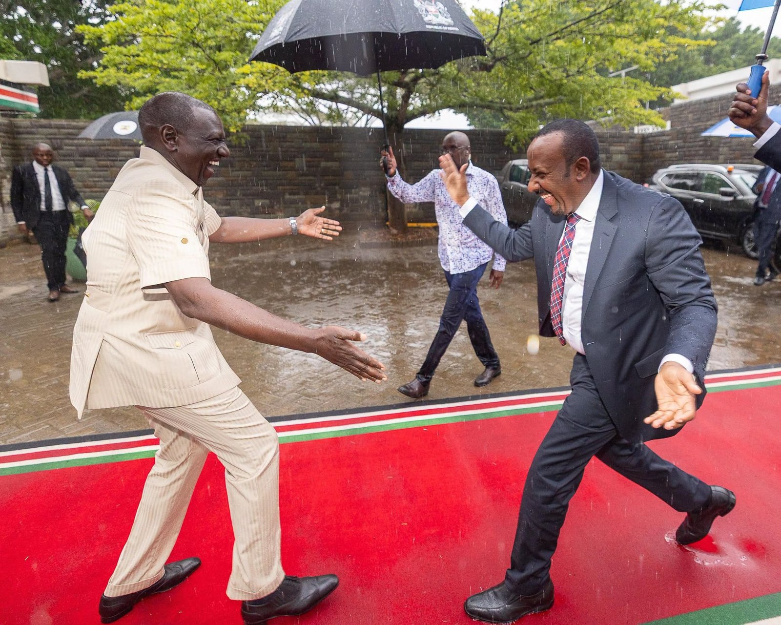 Kenya President William Ruto welcomes Ethiopian Prime Minister Abiy Ahmed during an official engagement